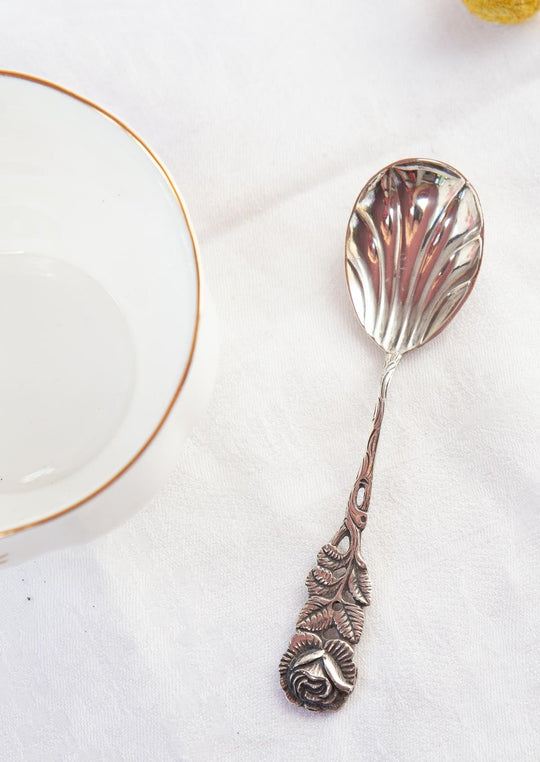 Antigua cucharilla de plata sueca con rosa (11,5 cm)