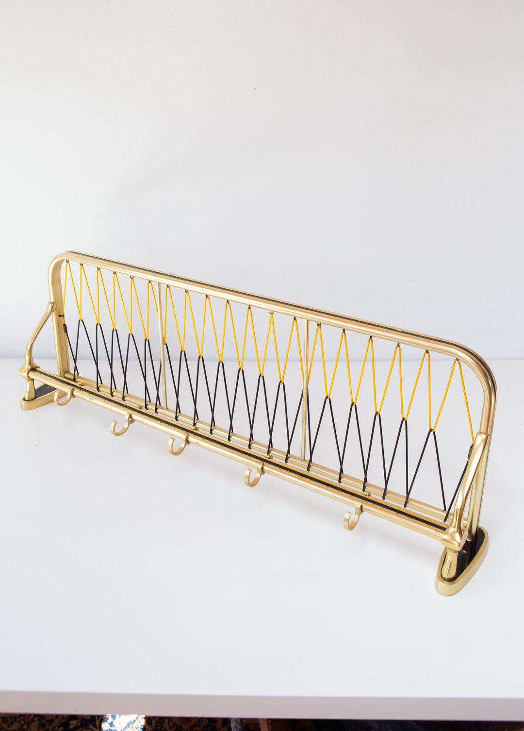 Perchero de pared centroeuropeo aluminio dorado c. 1960 (82 cm)