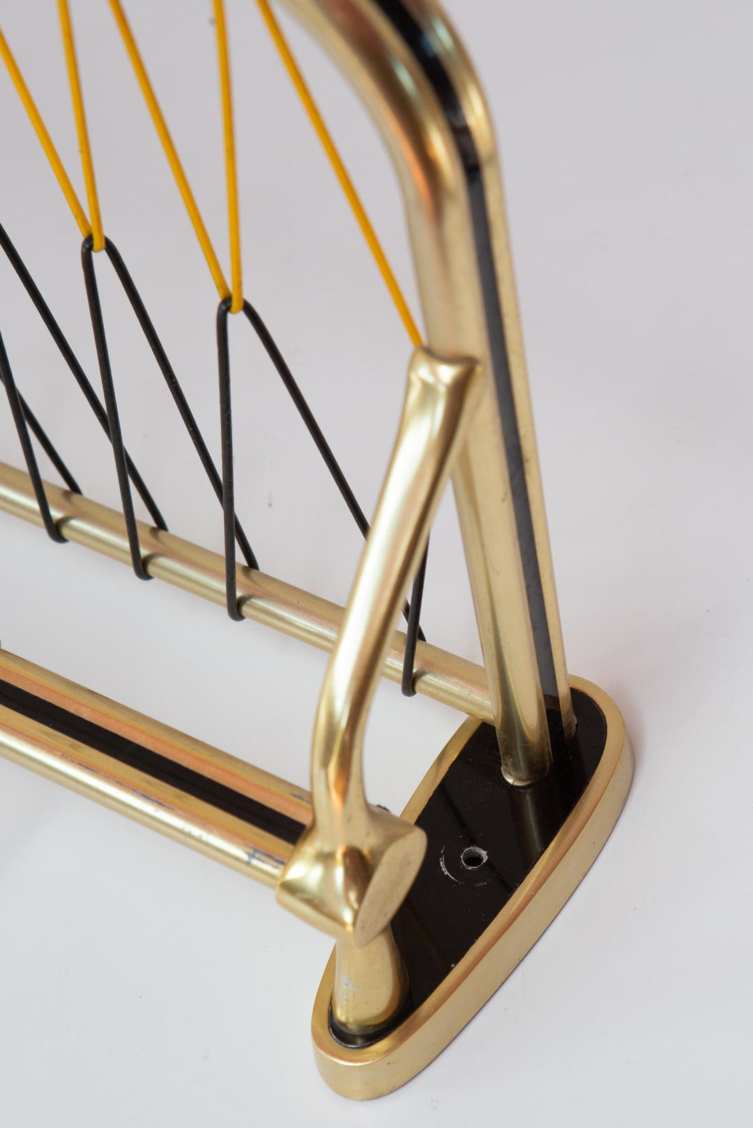 Perchero de pared centroeuropeo aluminio dorado c. 1960 (82 cm)