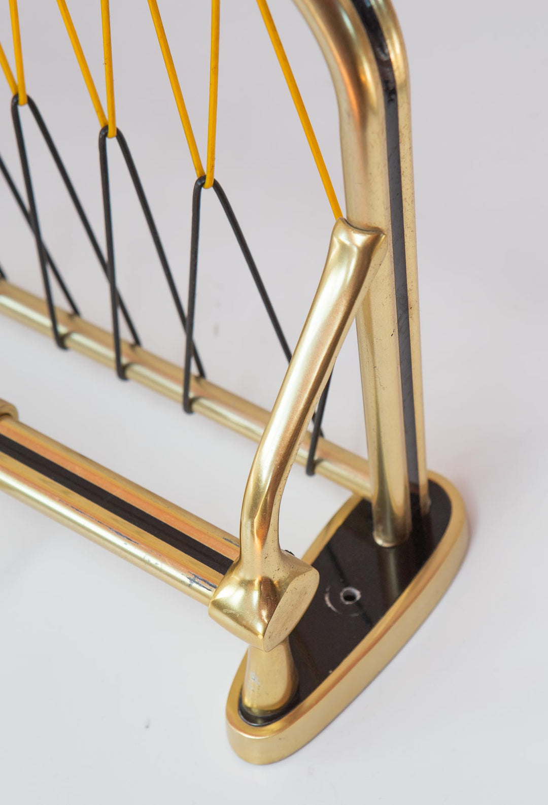 Perchero de pared centroeuropeo aluminio dorado c. 1960 (82 cm)