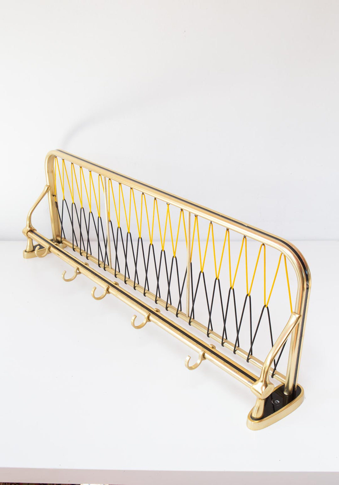 Perchero de pared centroeuropeo aluminio dorado c. 1960 (82 cm)