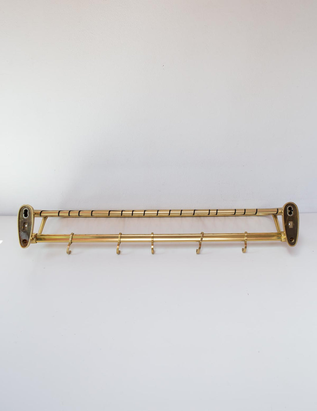 Perchero de pared centroeuropeo aluminio dorado c. 1960 (82 cm)