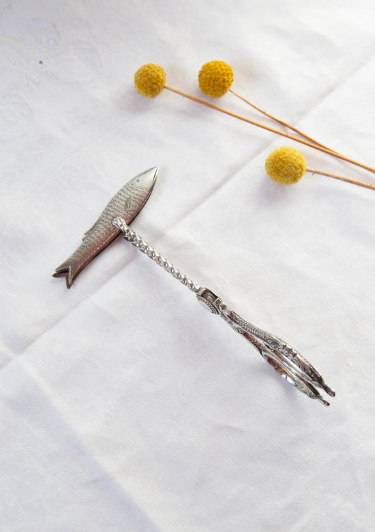 Pinzas victorianas metal plateado con figura de pez c. 1900
