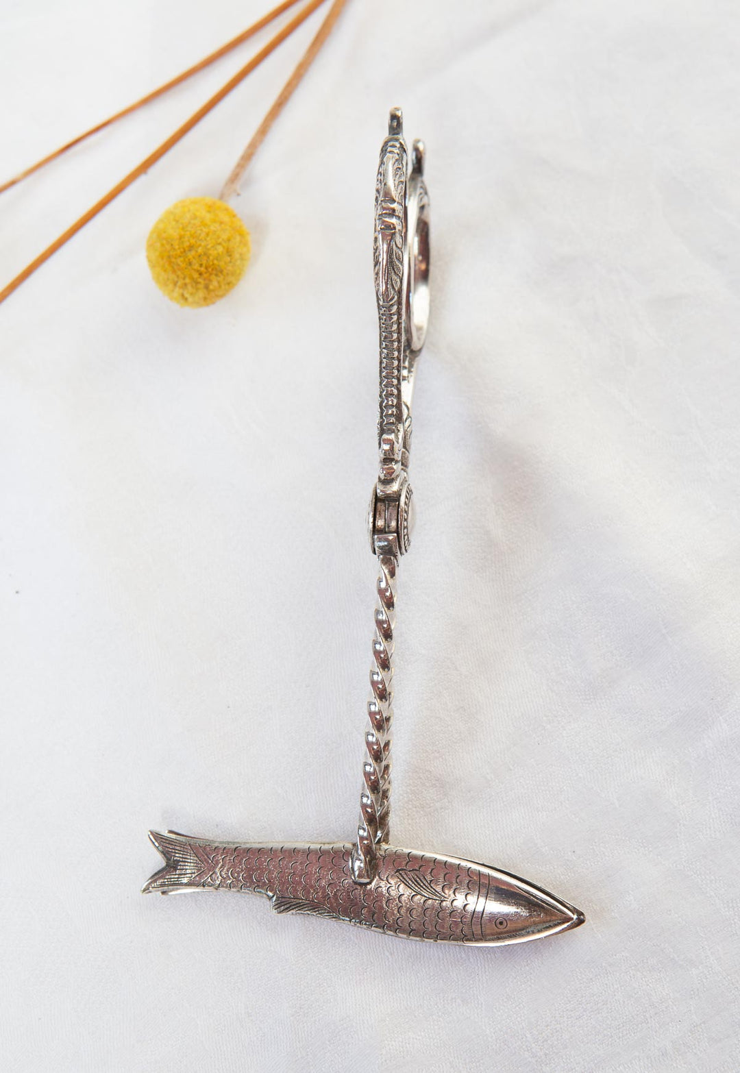 Pinzas victorianas metal plateado con figura de pez c. 1900