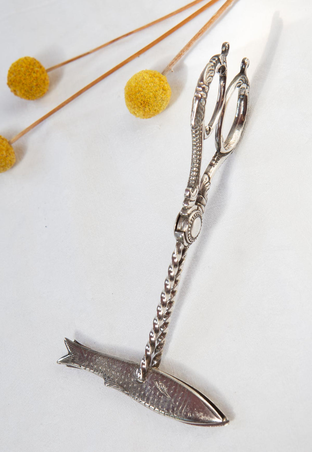 Pinzas victorianas metal plateado con figura de pez c. 1900