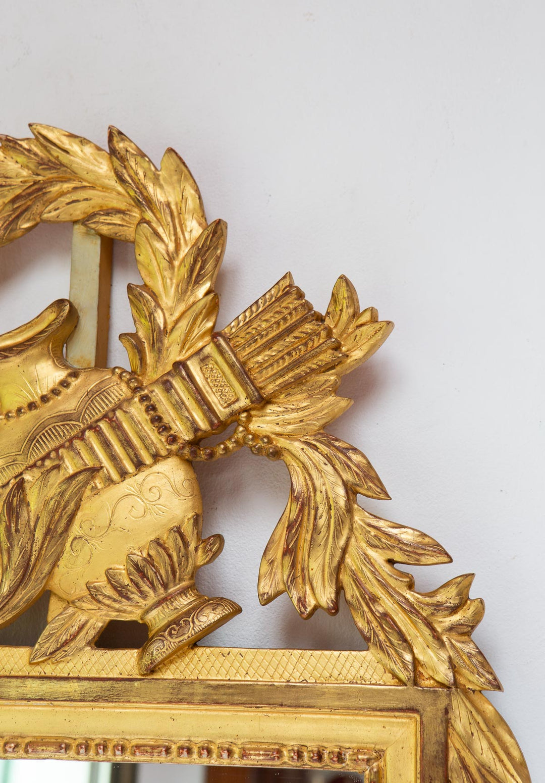 Espejo dorado francés con copete estilo Louis XVI c. 1940/50 (95*54 cm)