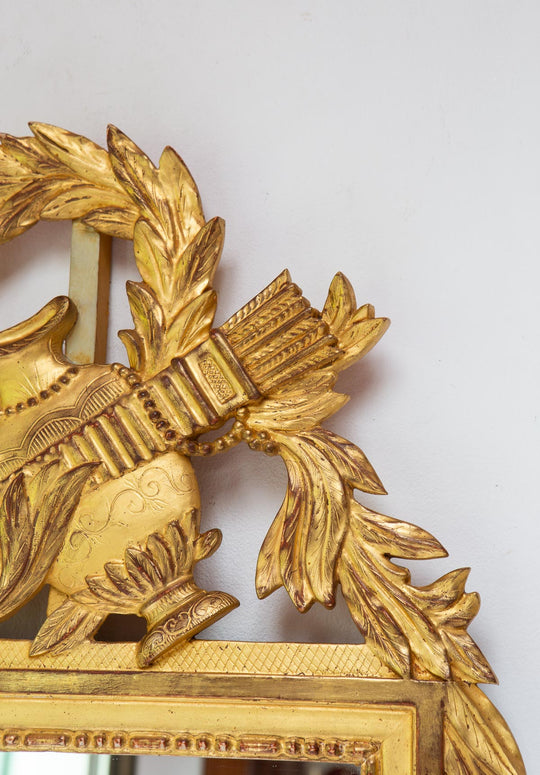 Espejo dorado francés con copete estilo Louis XVI c. 1940/50 (95*54 cm)