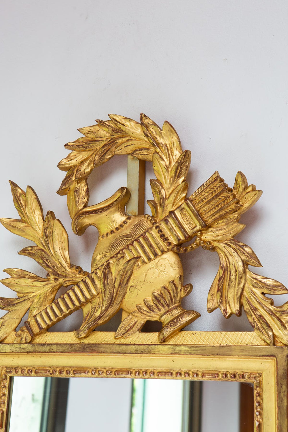 Espejo dorado francés con copete estilo Louis XVI c. 1940/50 (95*54 cm)