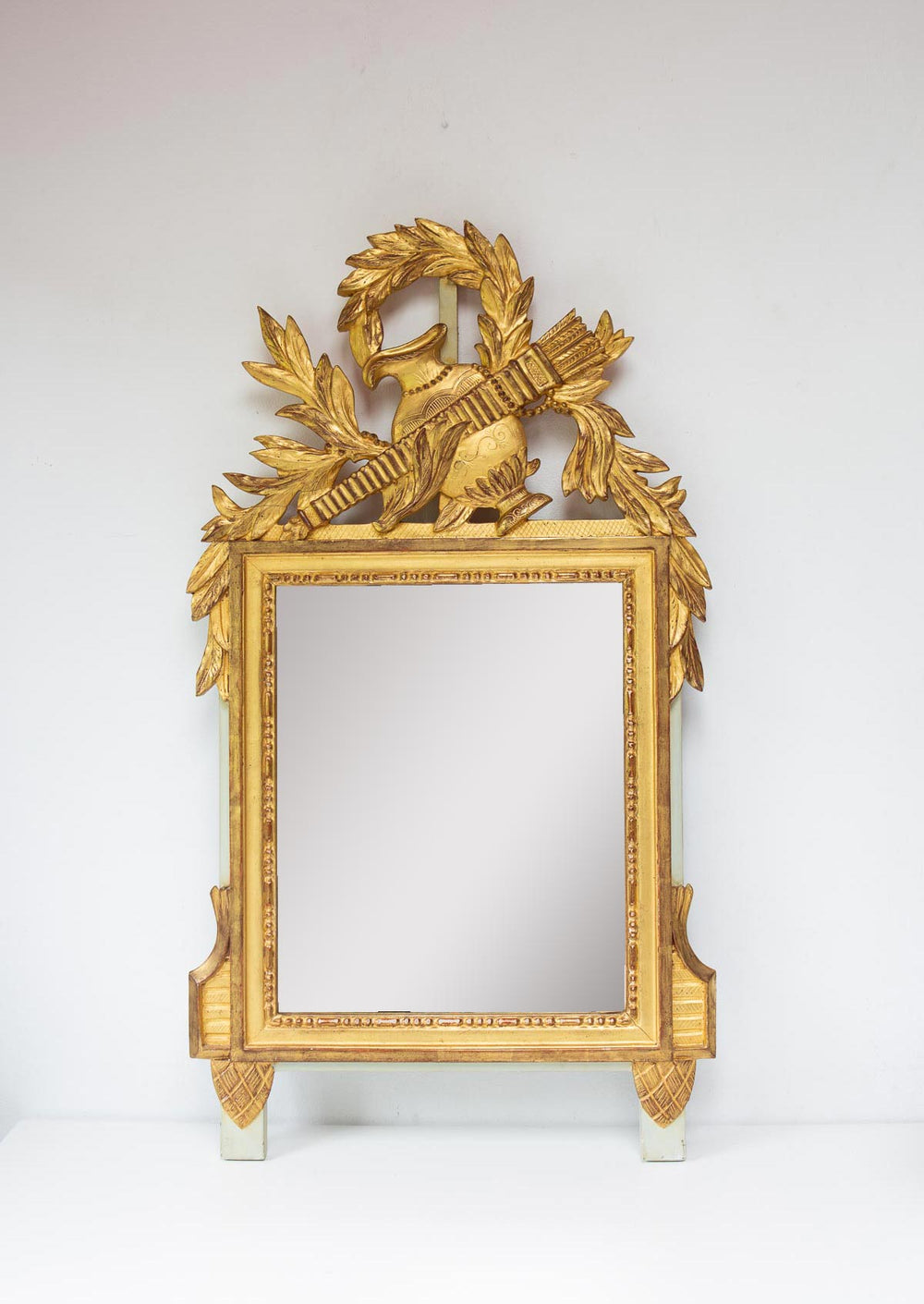 Espejo dorado francés con copete estilo Louis XVI c. 1940/50 (95*54 cm)