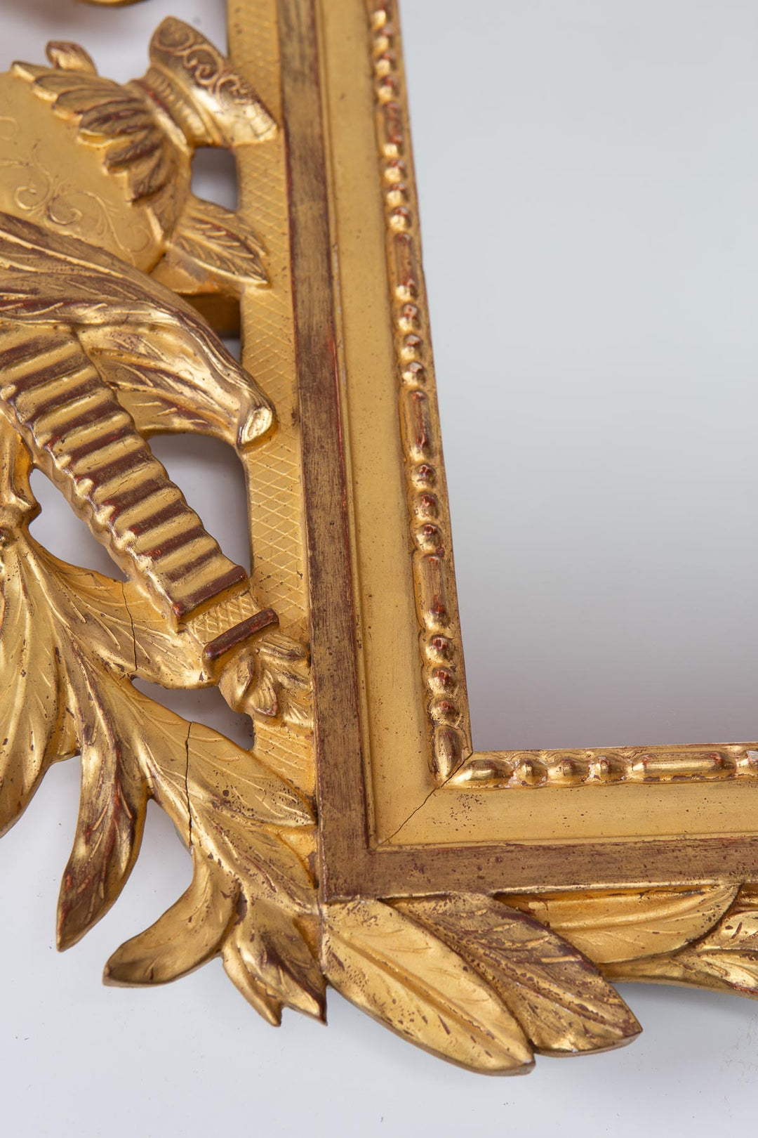 Espejo dorado francés con copete estilo Louis XVI c. 1940/50 (95*54 cm)