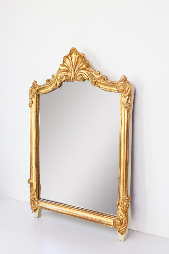 Espejo dorado francés con copete coquille c. 1940/50 (65*43 cm)