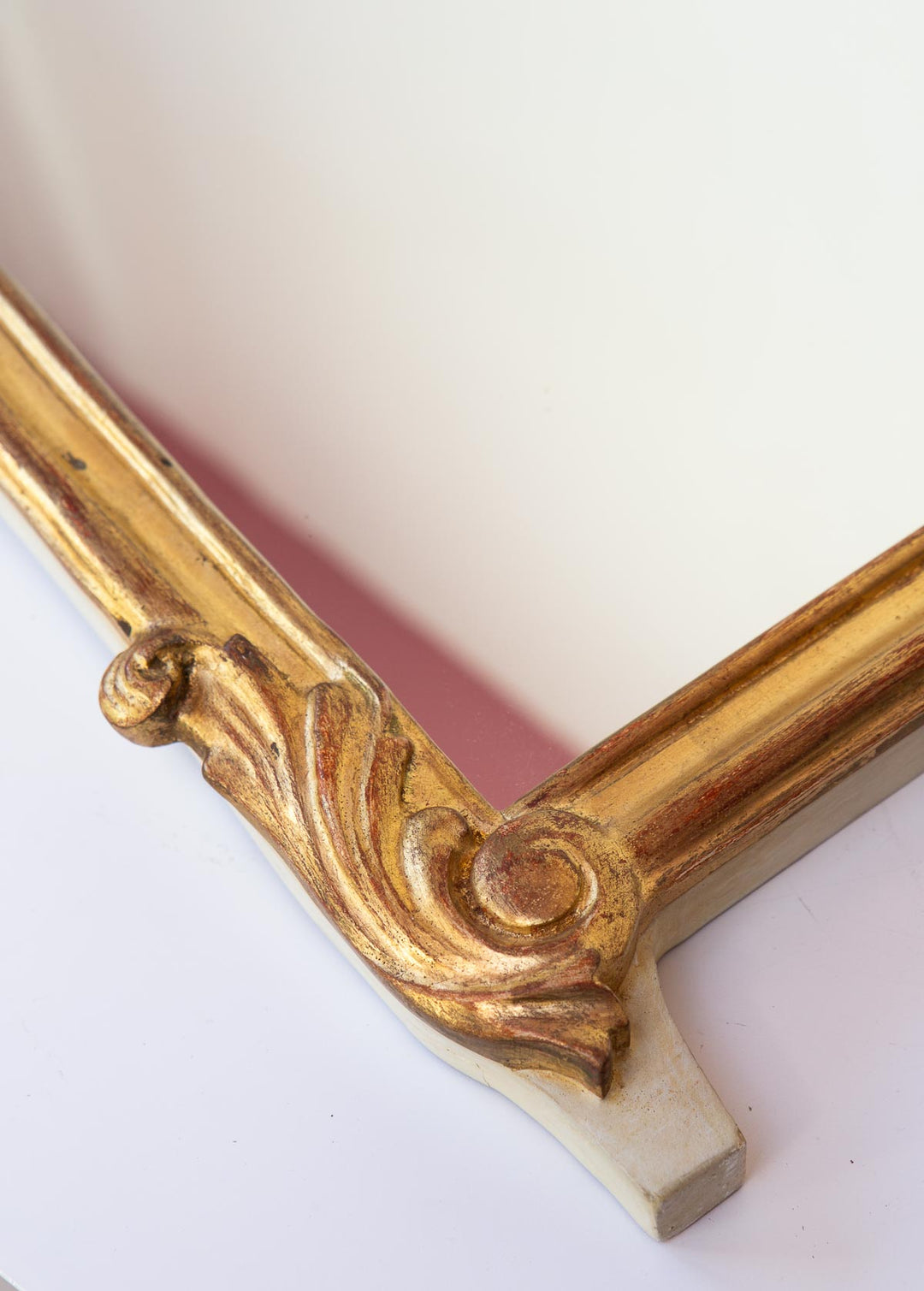 Espejo dorado francés con copete coquille c. 1940/50 (65*43 cm)