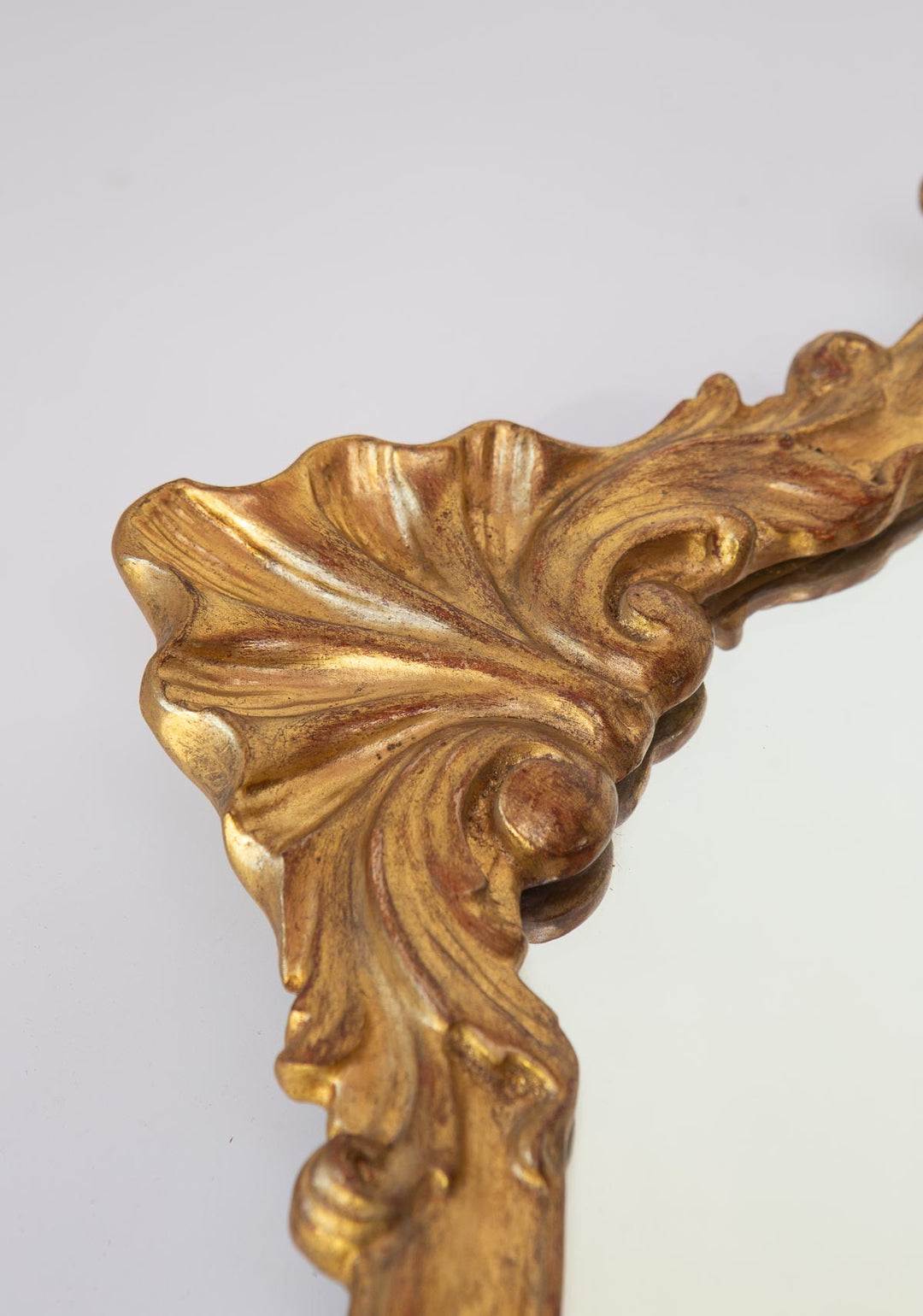 Espejo dorado francés con copete coquille c. 1940/50 (65*43 cm)