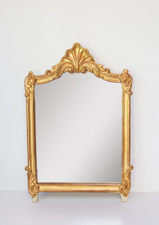 Espejo dorado francés con copete coquille c. 1940/50 (65*43 cm)