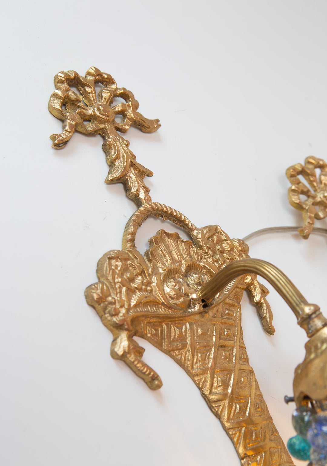 Pareja apliques cestas bronce y racimos Murano s. XX (28 cm)