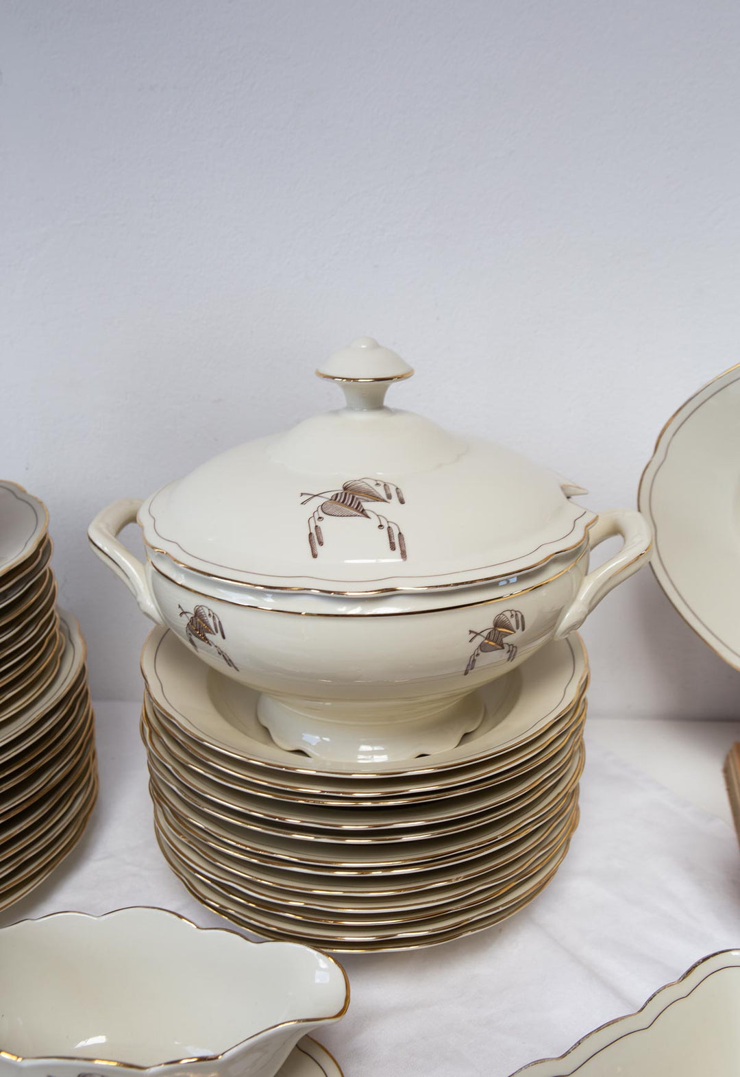 Vajilla porcelana sueca Hackefors para 11 beige filo dorado (42 PIEZAS)