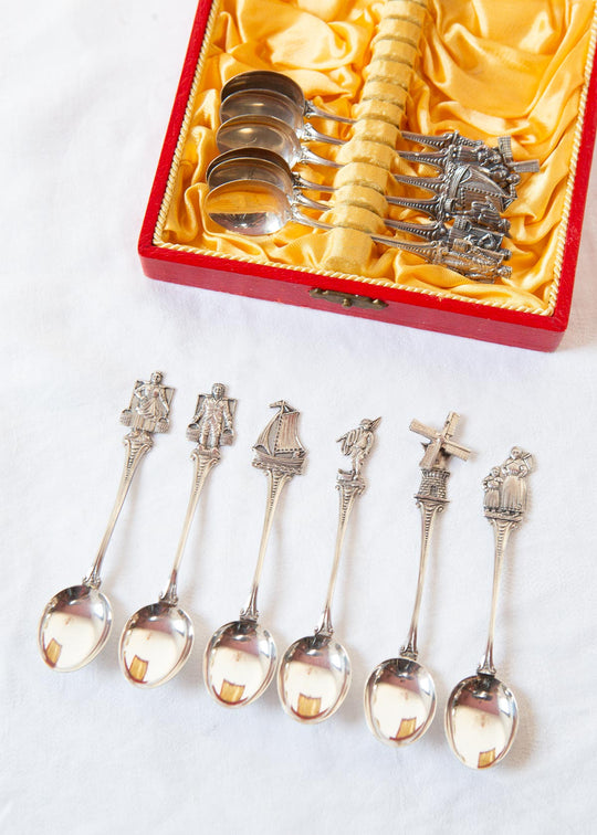 Juego 12 antiguas cucharillas de plata suecas con personajes y molinos c. 1920/30