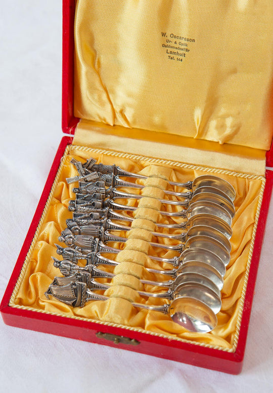 Juego 12 antiguas cucharillas de plata suecas con personajes y molinos c. 1920/30