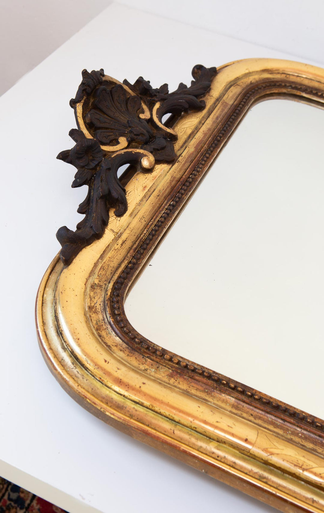 Antiguo espejo francés dorado Louis Philippe con copete negro s. XIX (88*62,5 cm)