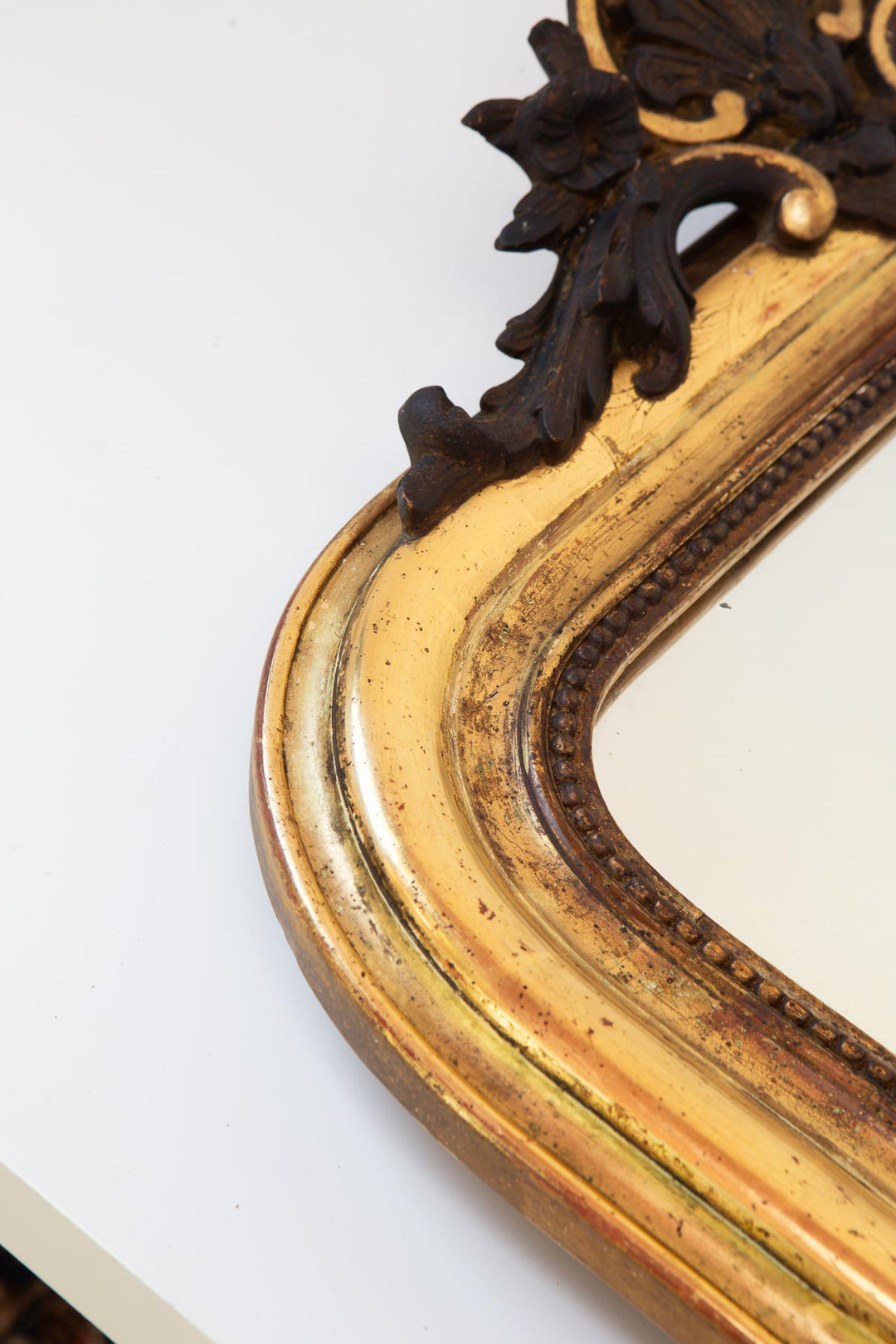 Antiguo espejo francés dorado Louis Philippe con copete negro s. XIX (88*62,5 cm)