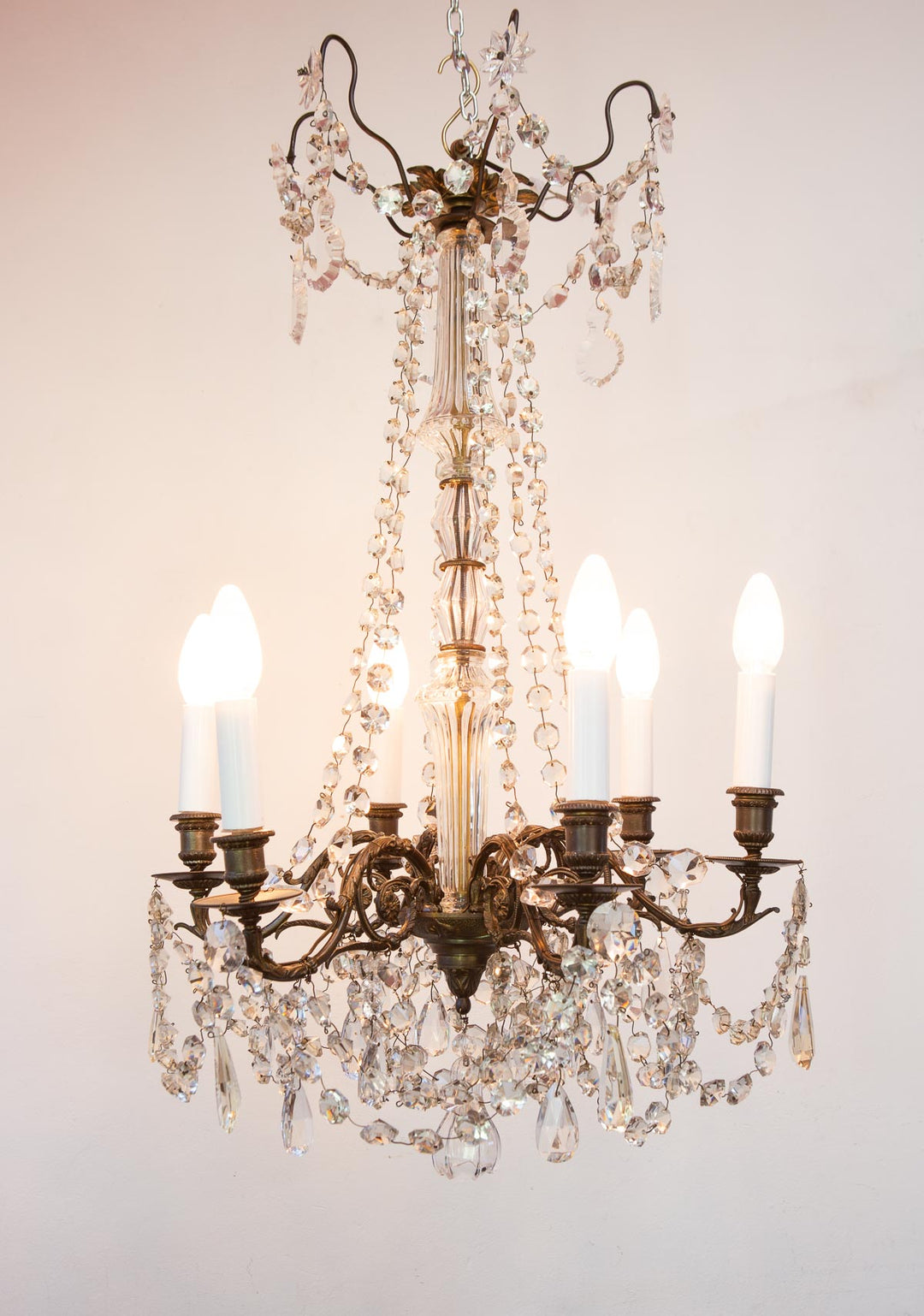 Chandelier francés latón pátina oscura cadenas cristales c. 1950s (48 cm)