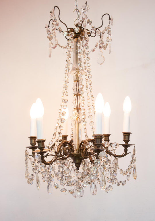 Chandelier francés latón pátina oscura cadenas cristales c. 1950s (48 cm)