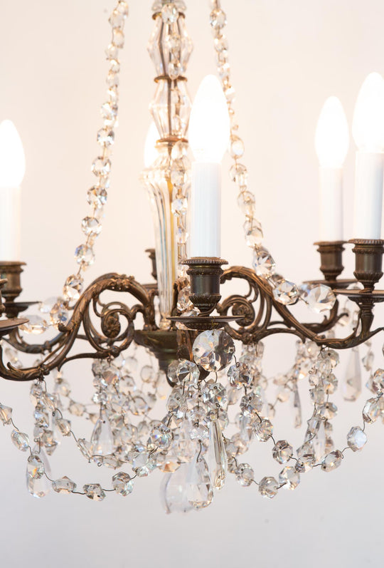 Chandelier francés latón pátina oscura cadenas cristales c. 1950s (48 cm)