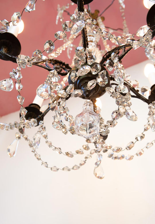 Chandelier francés latón pátina oscura cadenas cristales c. 1950s (48 cm)