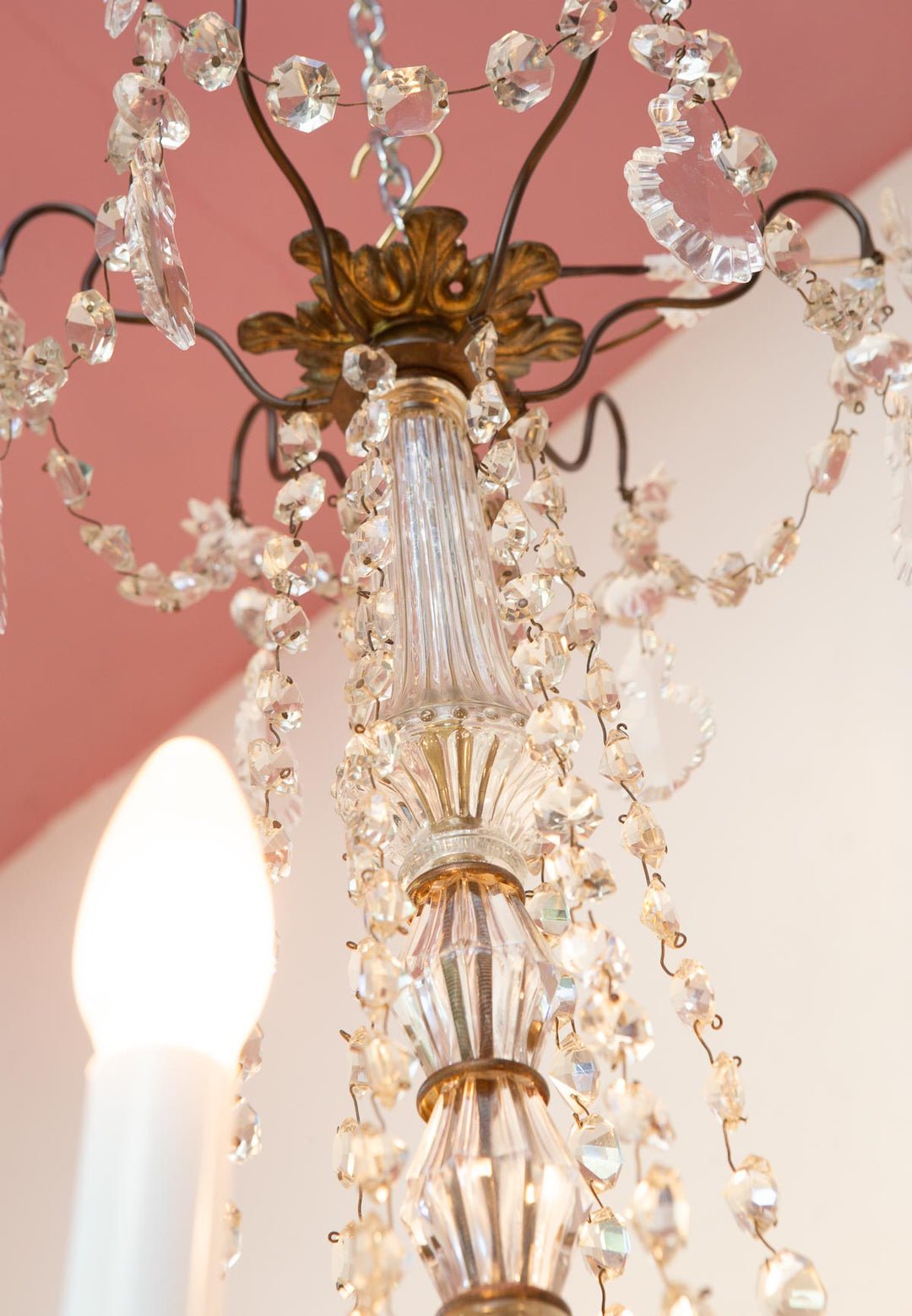 Chandelier francés latón pátina oscura cadenas cristales c. 1950s (48 cm)