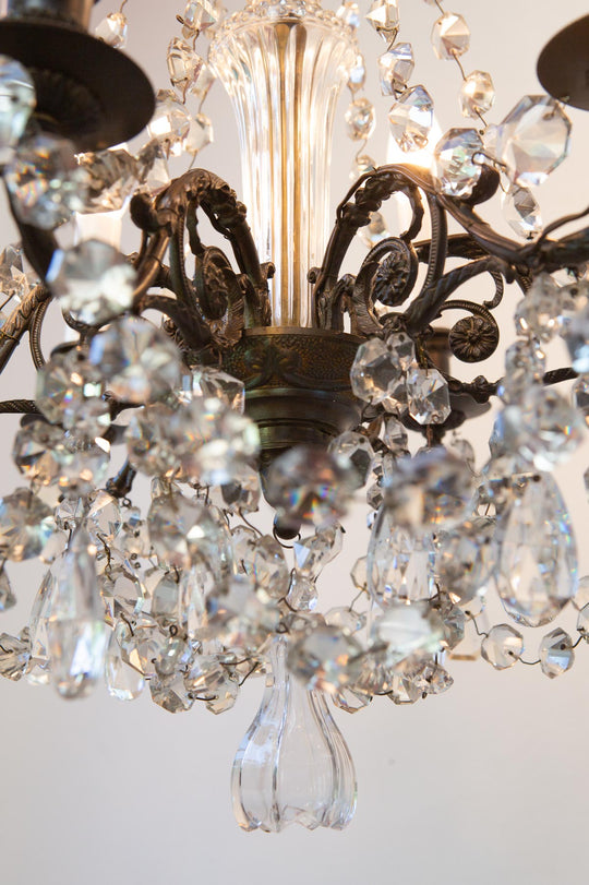 Chandelier francés latón pátina oscura cadenas cristales c. 1950s (48 cm)