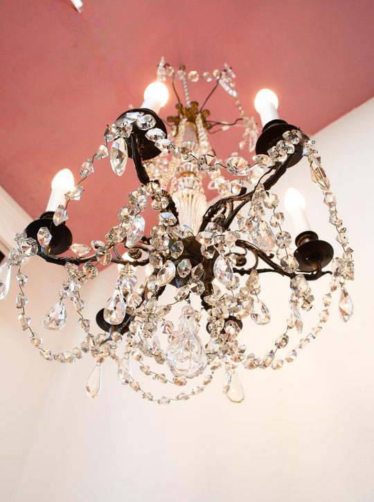 Chandelier francés latón pátina oscura cadenas cristales c. 1950s (48 cm)