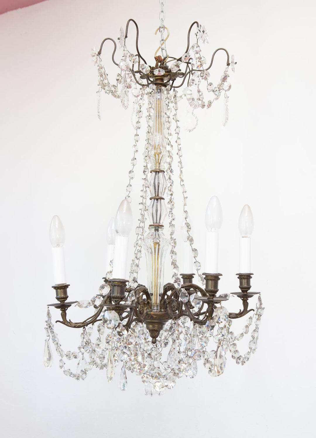 Chandelier francés latón pátina oscura cadenas cristales c. 1950s (48 cm)