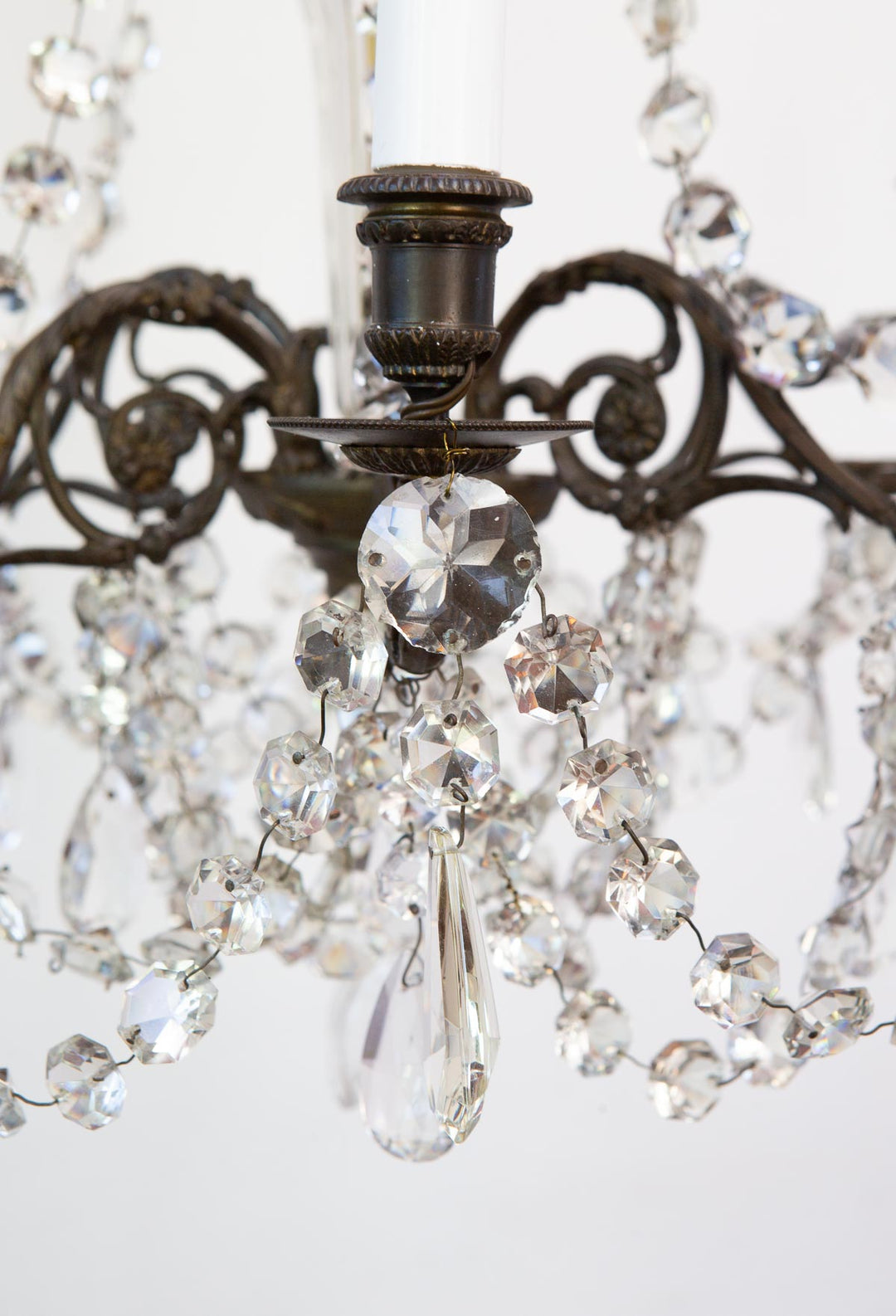 Chandelier francés latón pátina oscura cadenas cristales c. 1950s (48 cm)