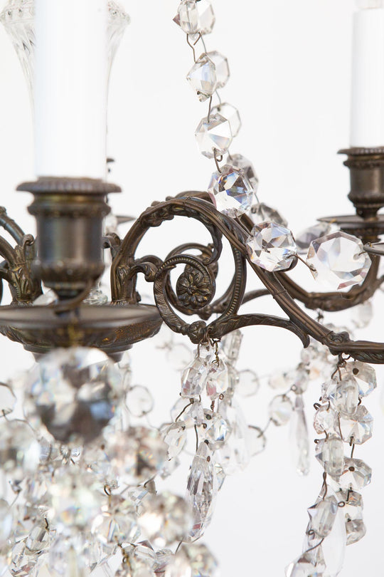 Chandelier francés latón pátina oscura cadenas cristales c. 1950s (48 cm)
