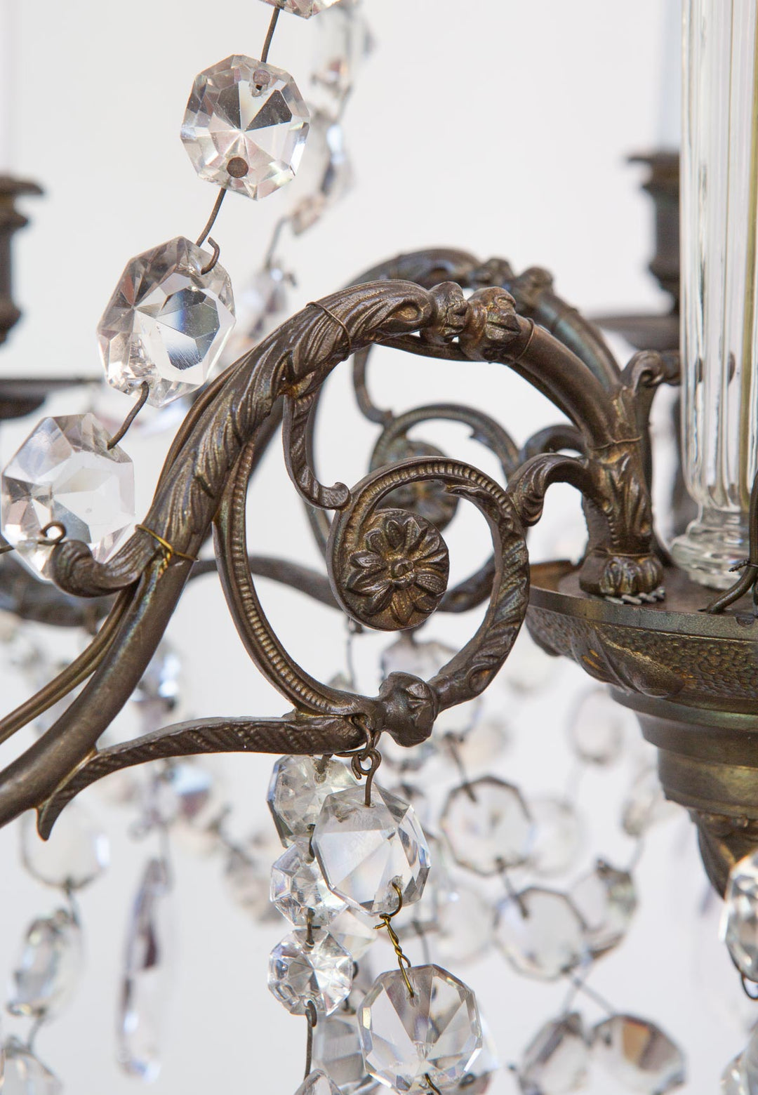 Chandelier francés latón pátina oscura cadenas cristales c. 1950s (48 cm)