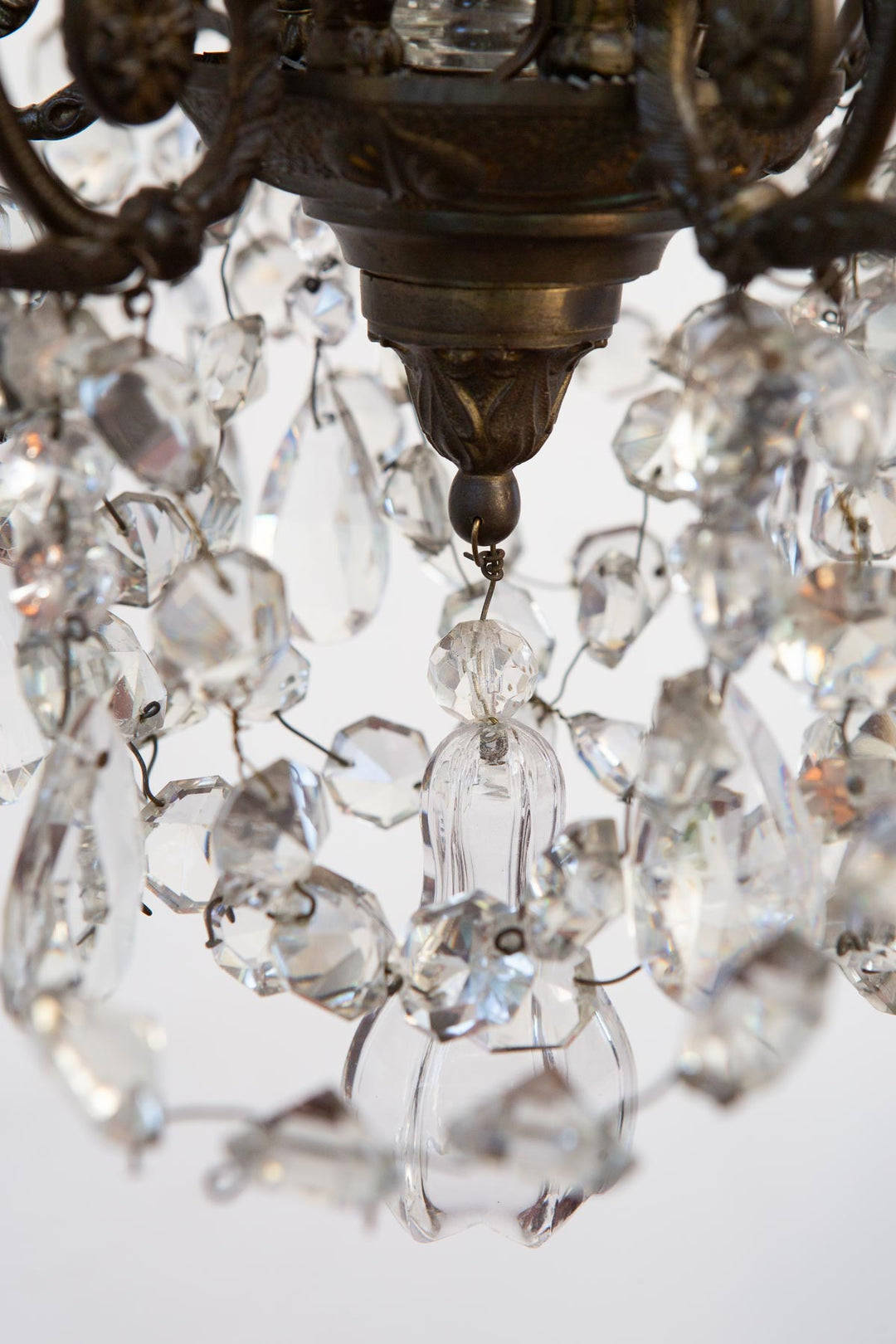 Chandelier francés latón pátina oscura cadenas cristales c. 1950s (48 cm)