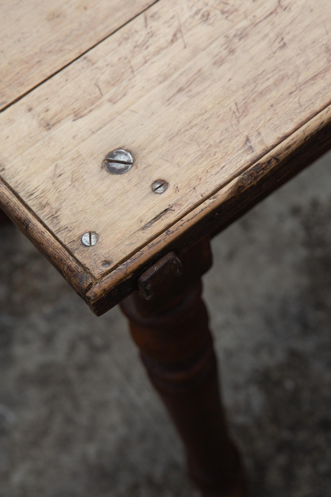 Mesa de cocina o granja (table de ferme) francesa en madera de pino 1880-1910 (101 cm)