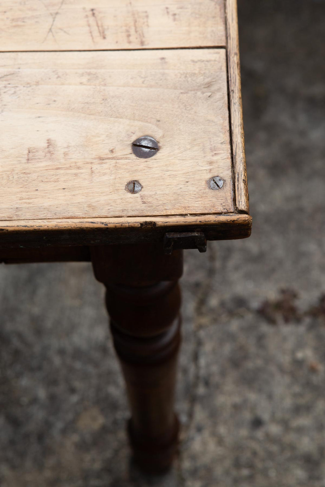 Mesa de cocina o granja (table de ferme) francesa en madera de pino 1880-1910 (101 cm)