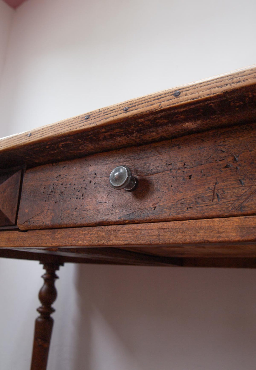 Mesa de cocina o granja (table de ferme) francesa en madera de pino 1880-1910 (101 cm)