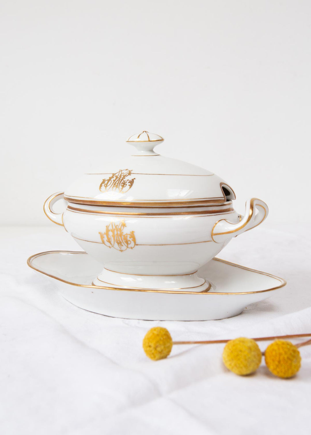 Antigua salsera porcelana francesa Vieux Paris iniciales MC c. 1900