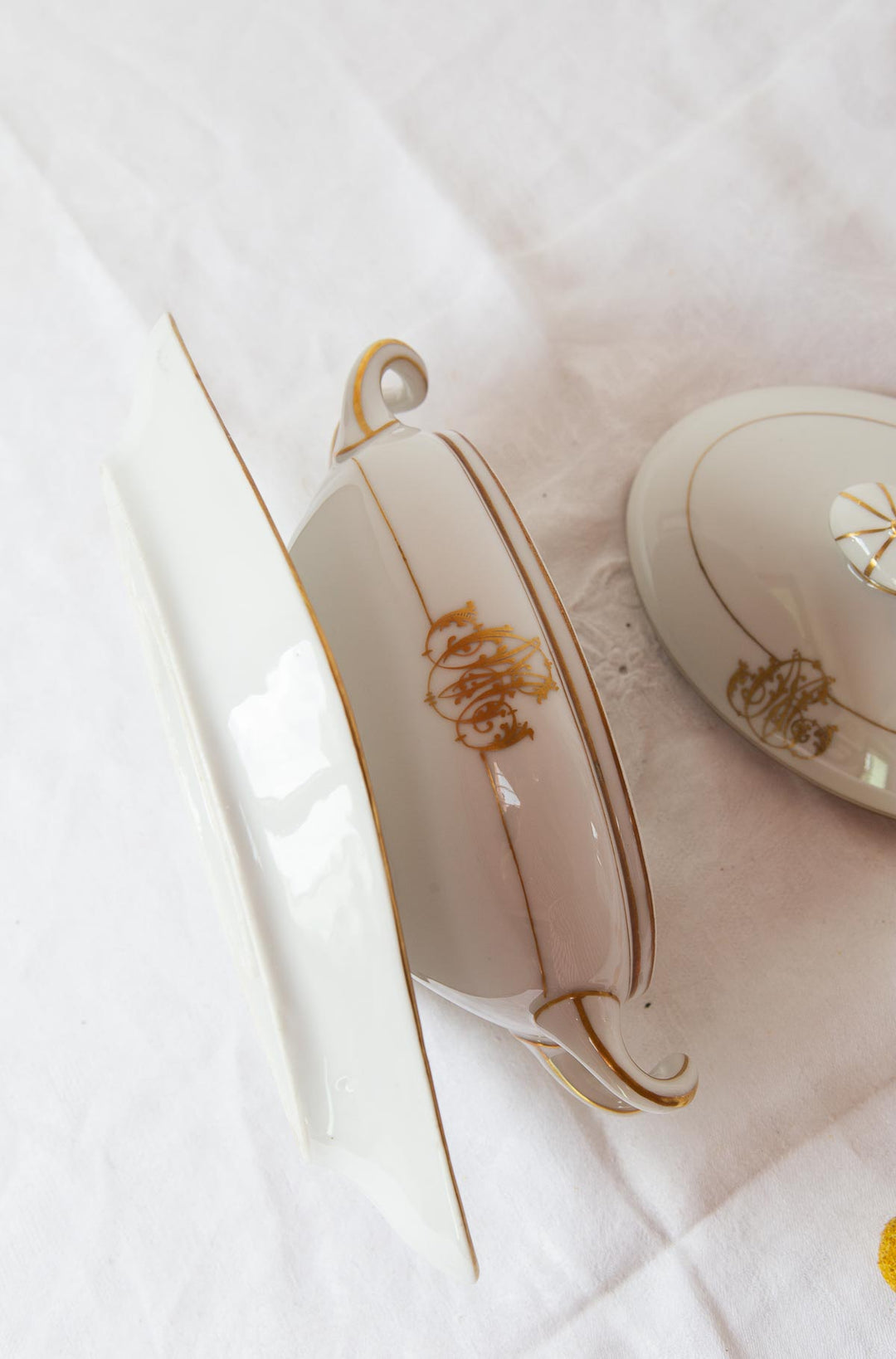 Antigua salsera porcelana francesa Vieux Paris iniciales MC c. 1900