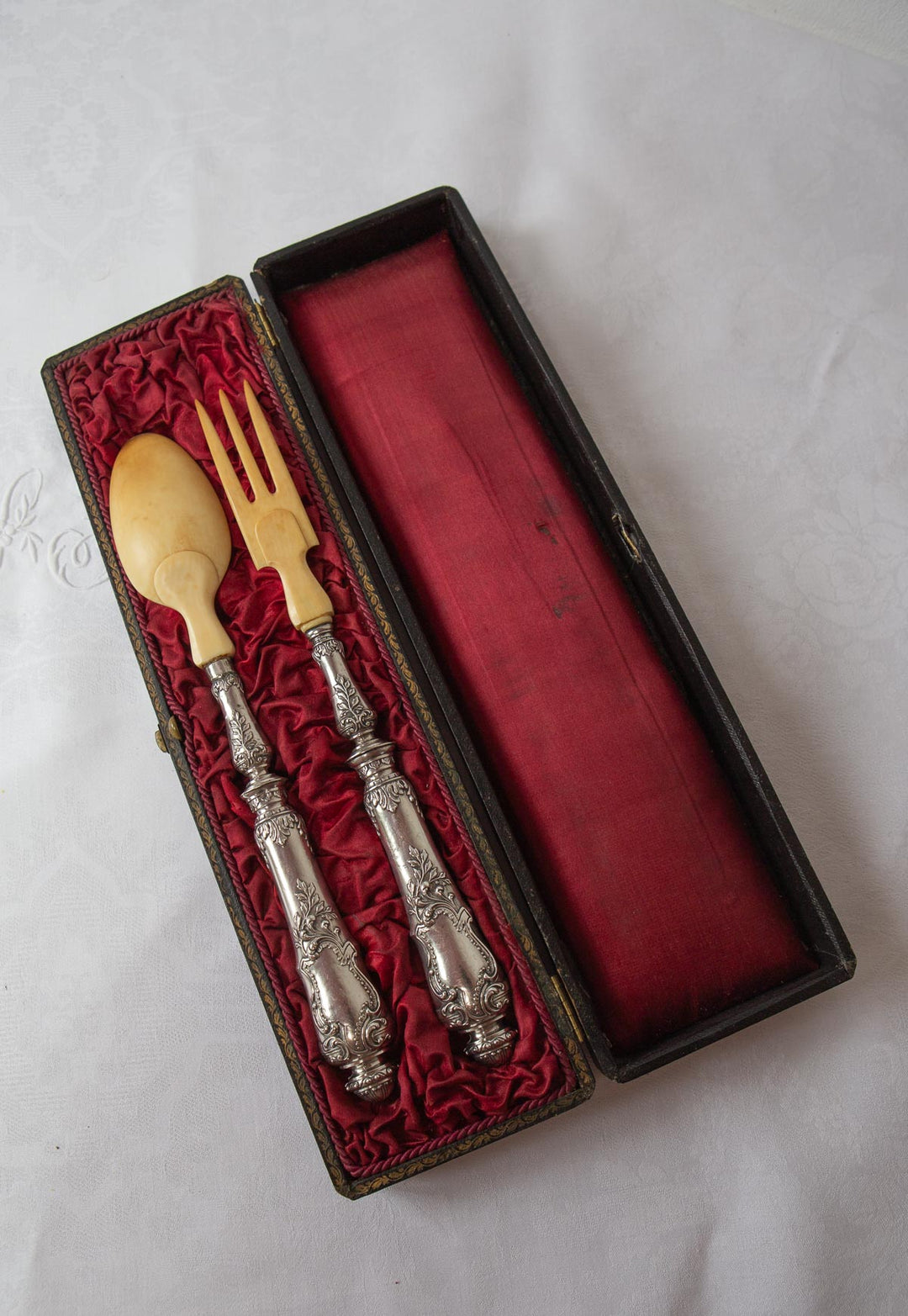 Antiguos cubiertos para ensalada franceses en estuche c. 1900