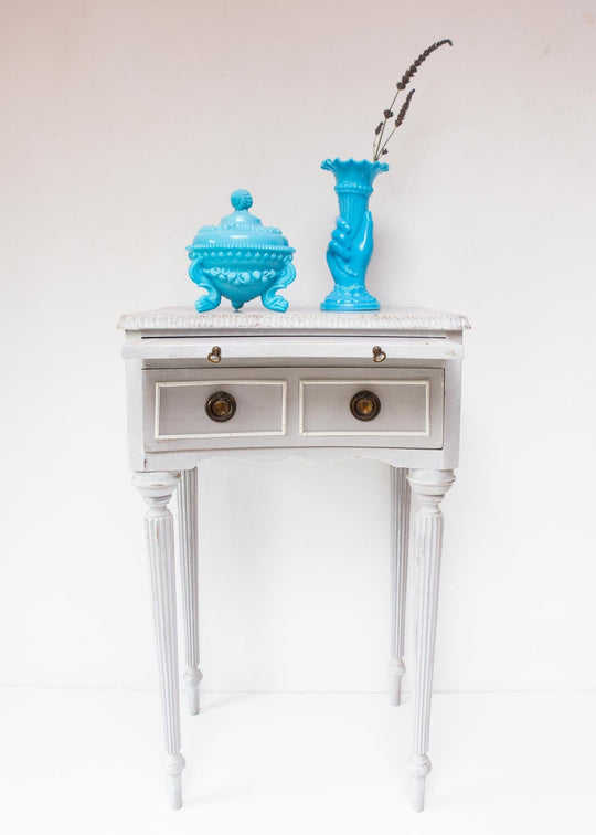 antigua mesita francesa pintada gris estilo gustaviano