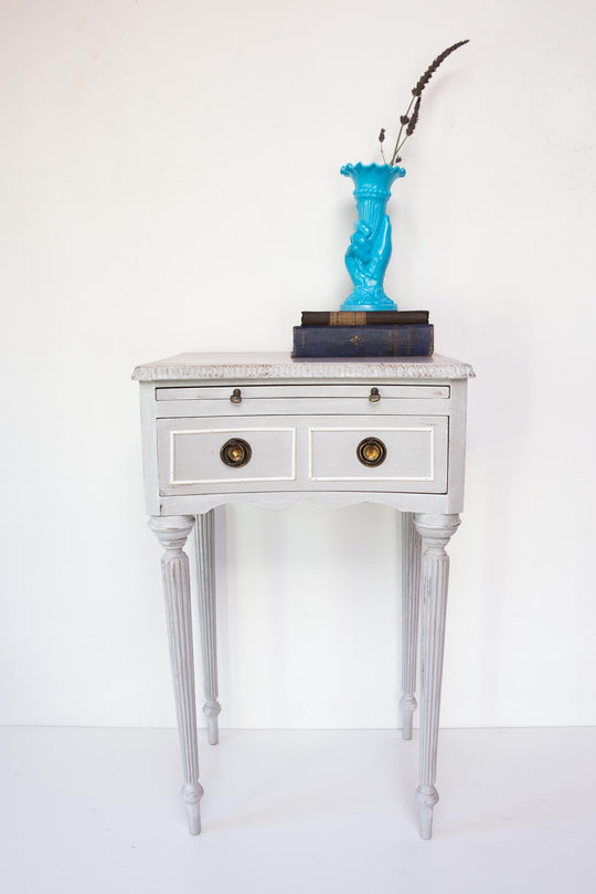 antigua mesita francesa pintada gris estilo gustaviano