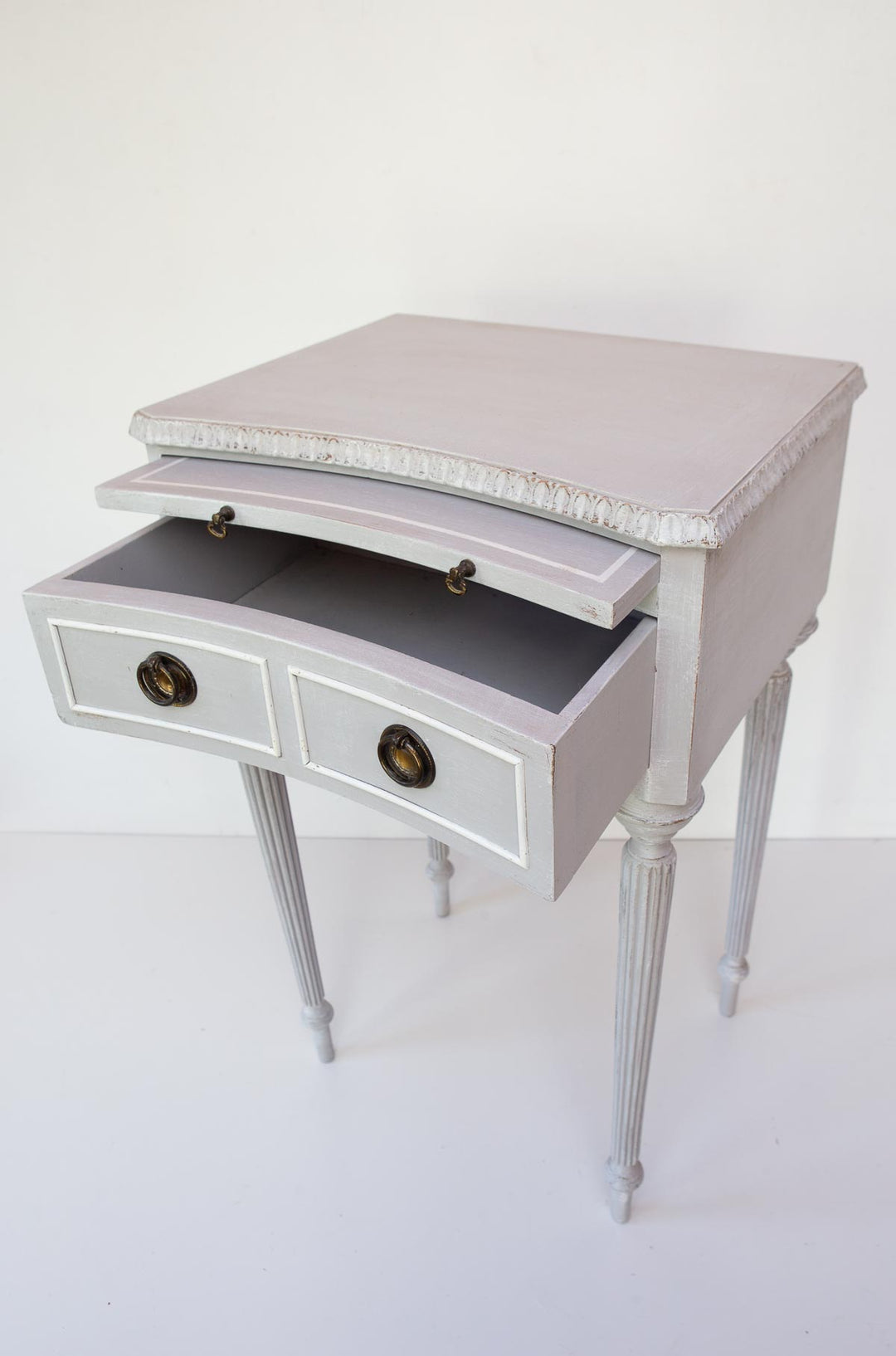 antigua mesita francesa pintada gris estilo gustaviano