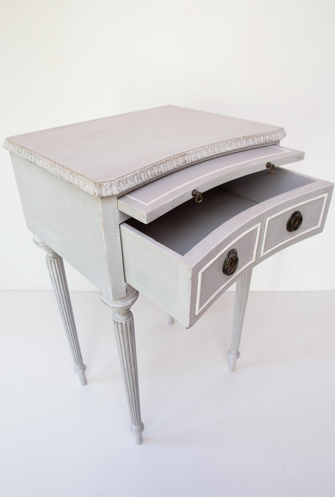 antigua mesita francesa pintada gris estilo gustaviano