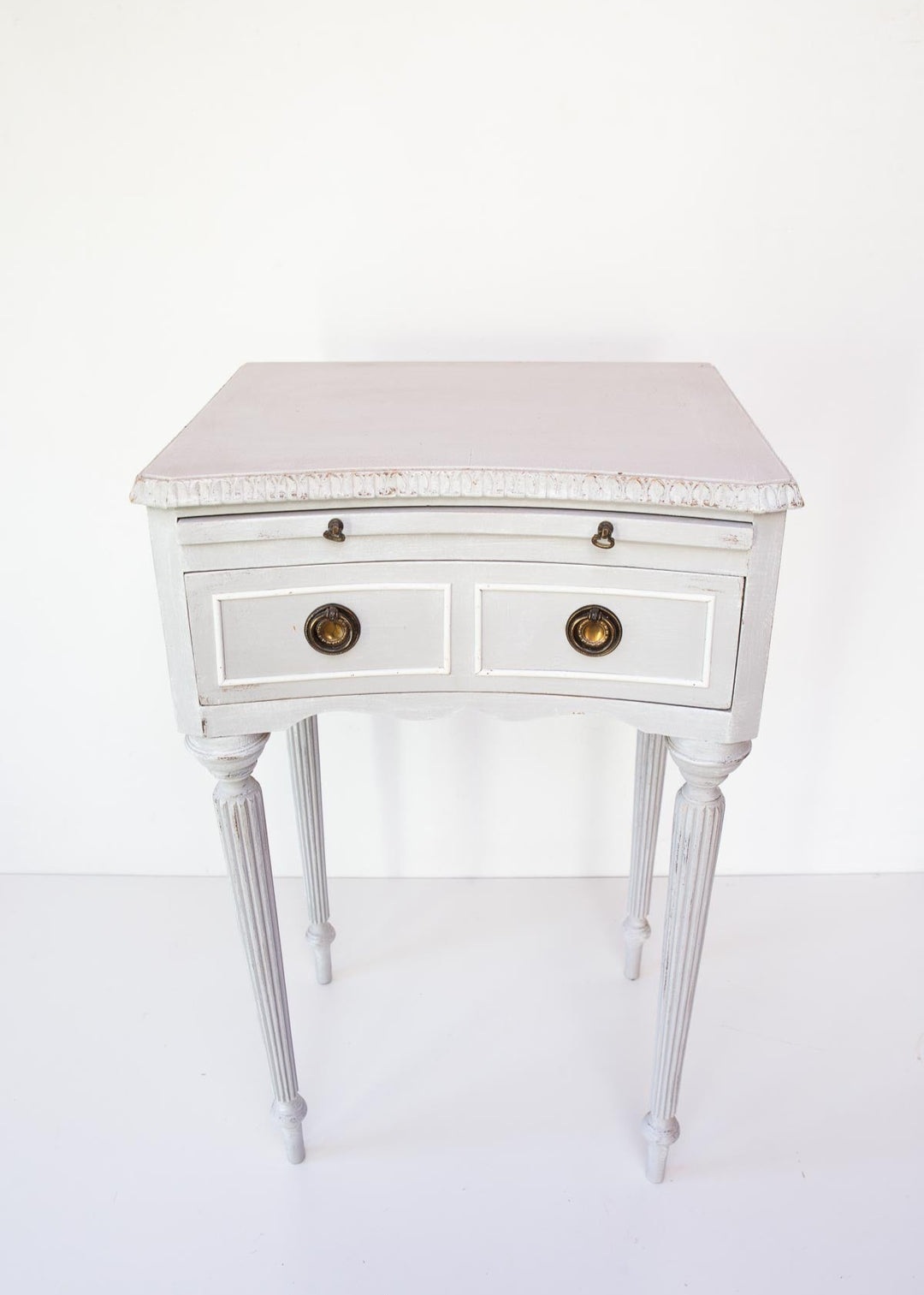 antigua mesita francesa pintada gris estilo gustaviano