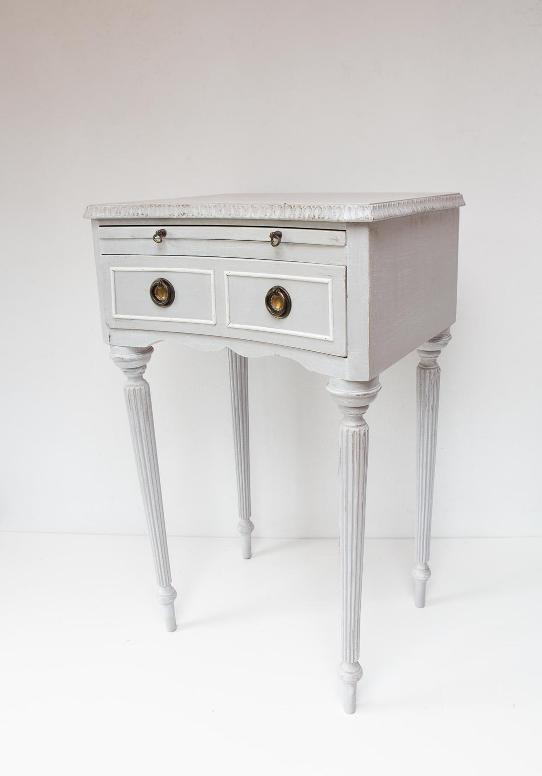 antigua mesita francesa pintada gris estilo gustaviano