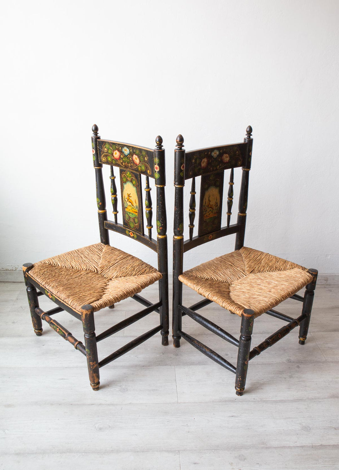 Antigua silla baja pintada a mano c. 1910 (SOLO UNA DISPONIBLE)