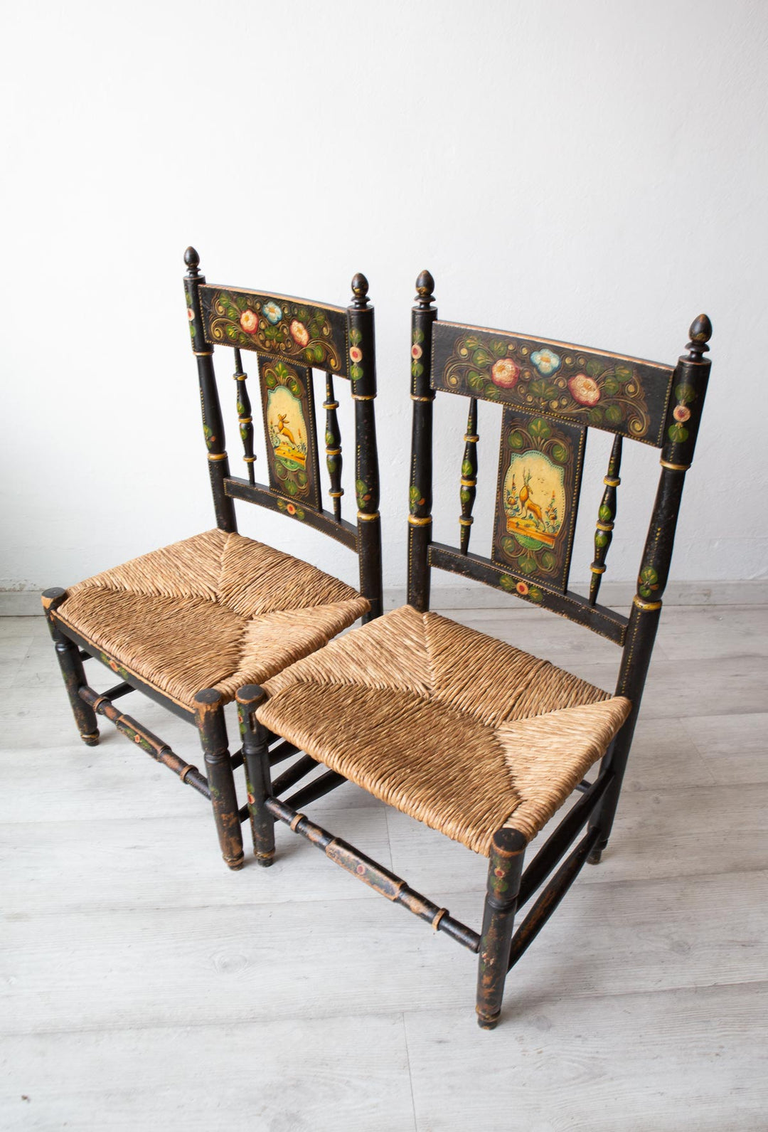 Antigua silla baja pintada a mano c. 1910 (SOLO UNA DISPONIBLE)